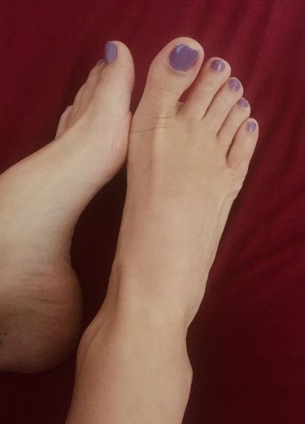 Tokyo reccomend purple nails feet